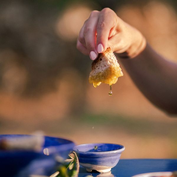 Öl-Verkostung im Sommerlicht Goldenes Öl