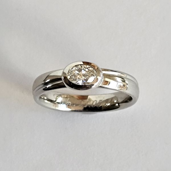 umgearbeiteter Platintrauring mit ovalem Brillant