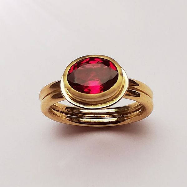 Umarbeitung aus einem Ehering Gold roter Turmalin Umarbeitung aus einem Ehering Gold roter Turmalin